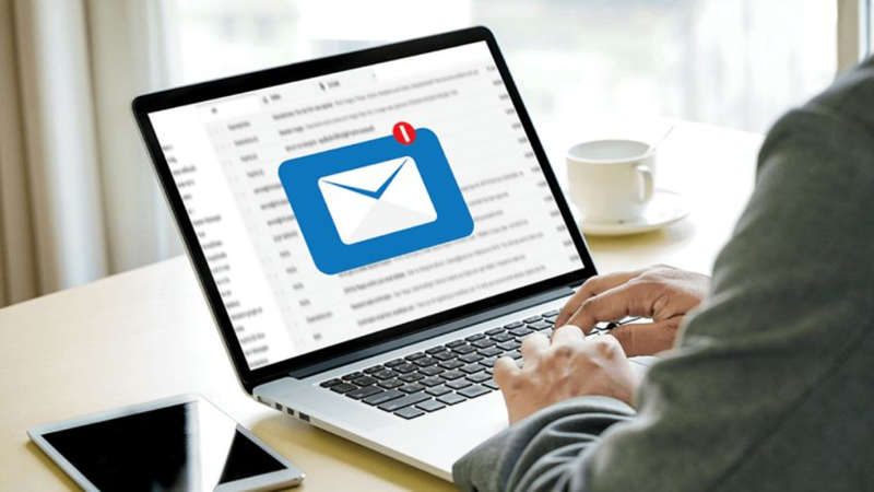 plan zoom sur un écran d'ordinateur avec un visuel de boîte mail